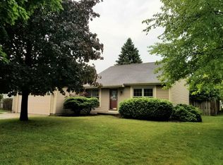 1231 Amberwood Dr, Crystal Lake, IL 60014