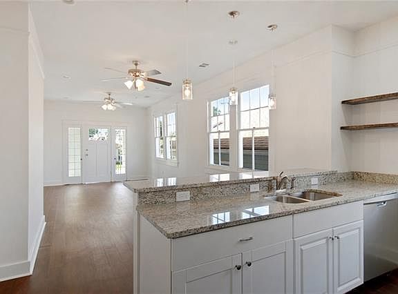 2nd image of 4111 Clematis St