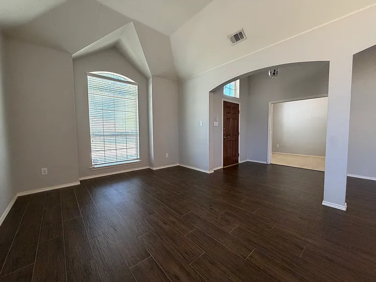3404 Hidden Valley Dr — Photo 2