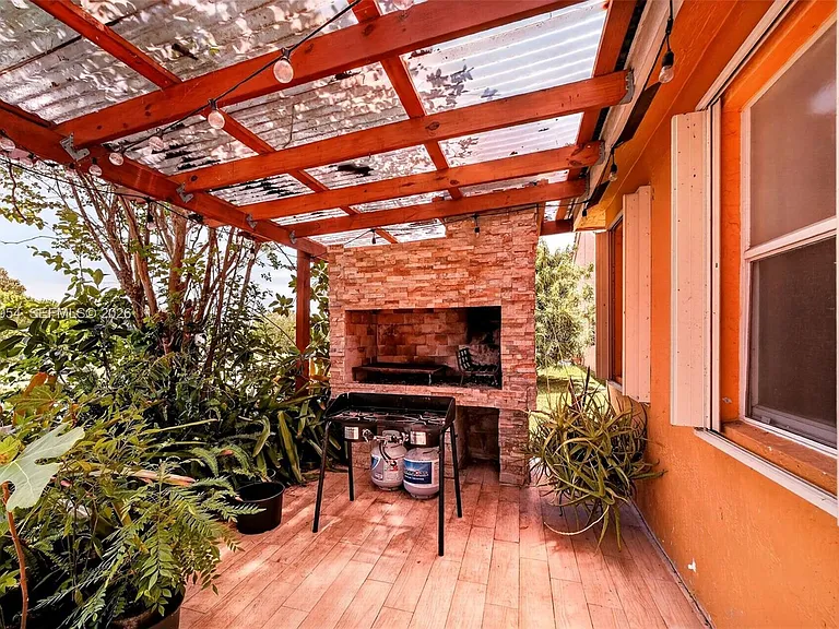 685 SW 198th Ter — Photo 30