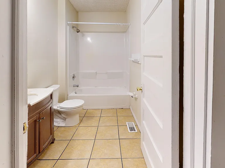1712 Summit St #A — Photo 3