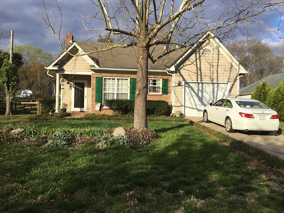 Front of home at 10522 Southern Oak Court.