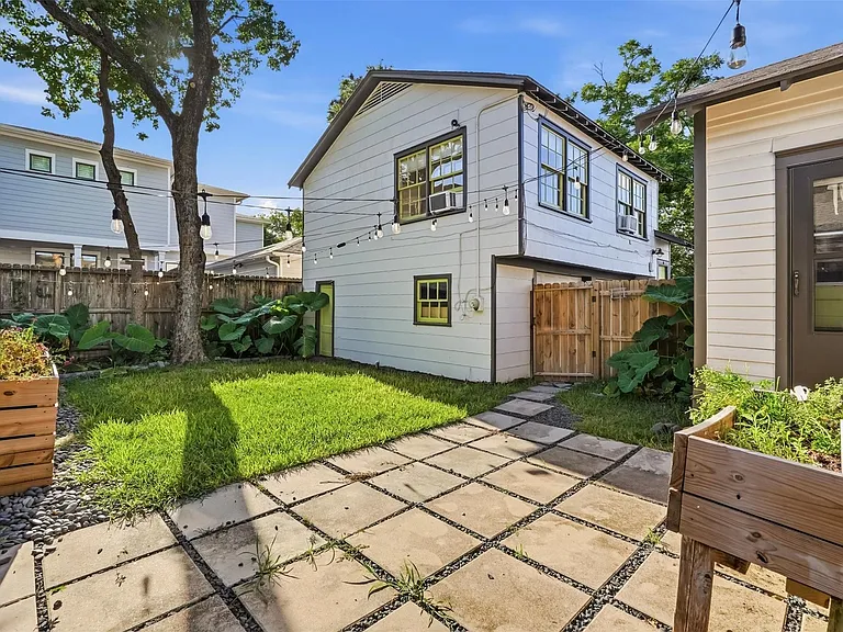 2223 Singleton St — Photo 19
