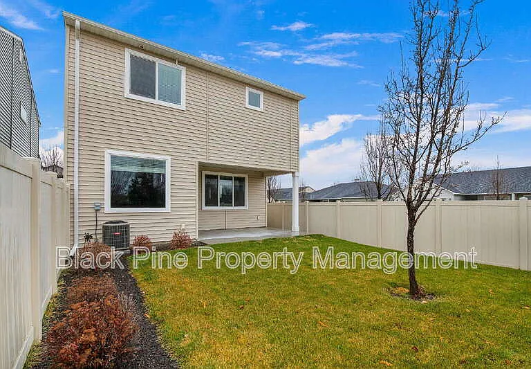 1873 N Justin Ave — Photo 34