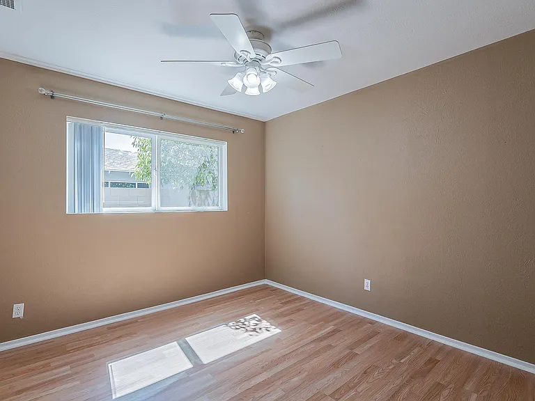 613 W 15th St — Photo 26