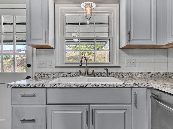 4th image of 110 Barbara Ln