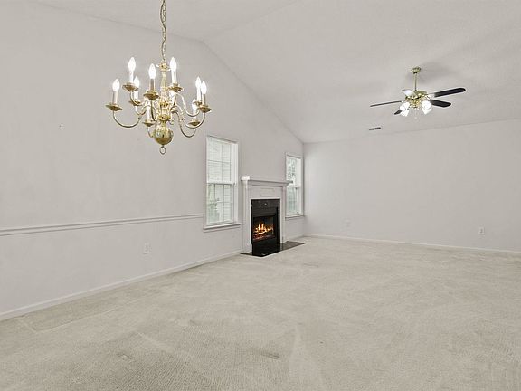 5th image of 302 Cresthaven Pl