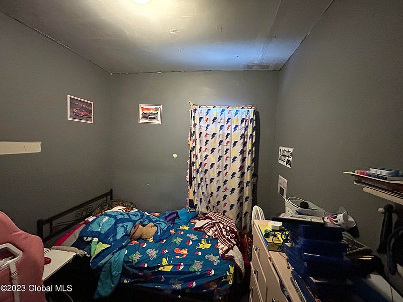 4th image of 42 Burr Street