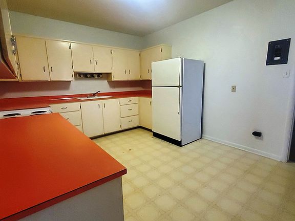 5th image of 307 S 8th St APT 2