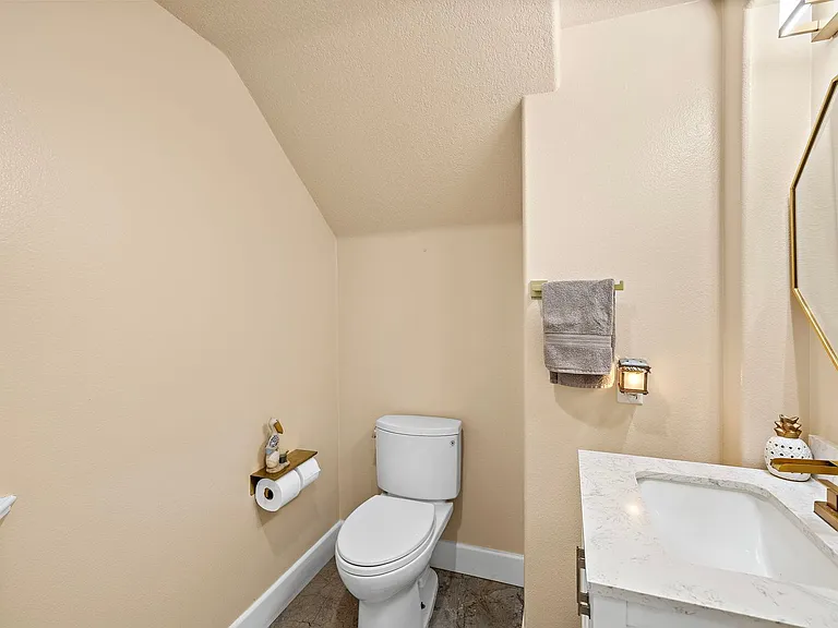 2438 Aquamarina — Photo 20