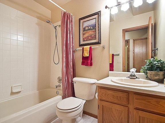 Upper Hall Bath w/Skylight