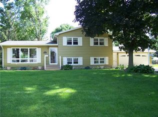 1007 Raney St, Hiawatha, IA 52233