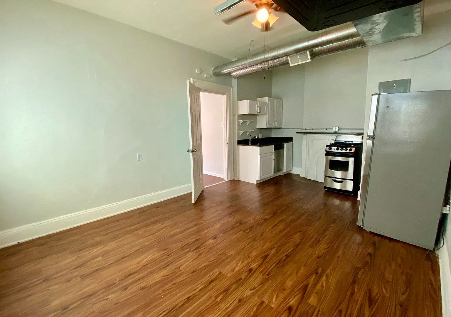 2337 W Clifton Apartments — Photo 2