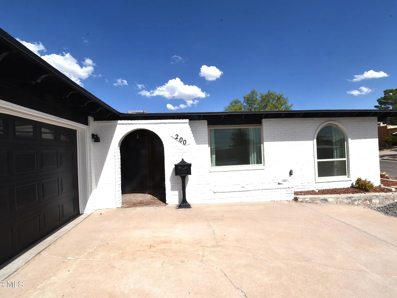 3 bed, 2.0 bath, 1449 sqft, $2,000 — Photo 2