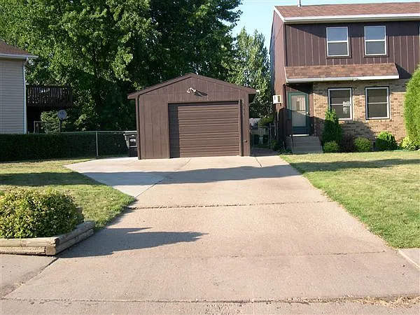 3 bed, 1.5 bath, 1416 sqft, $2,090 — Photo 1