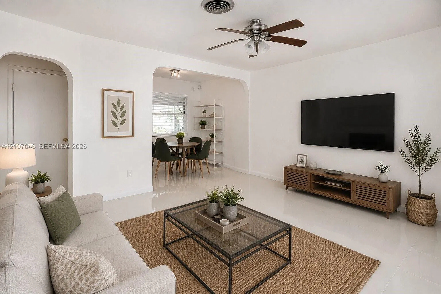 Hollywood South Side Add — Photo 1