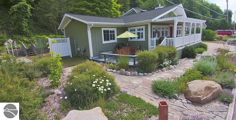 1st image of 4318 Crystal Dr
