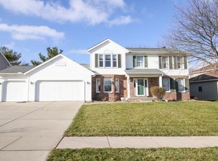 2904 Park Ridge Rd, Bloomington, IL 61704