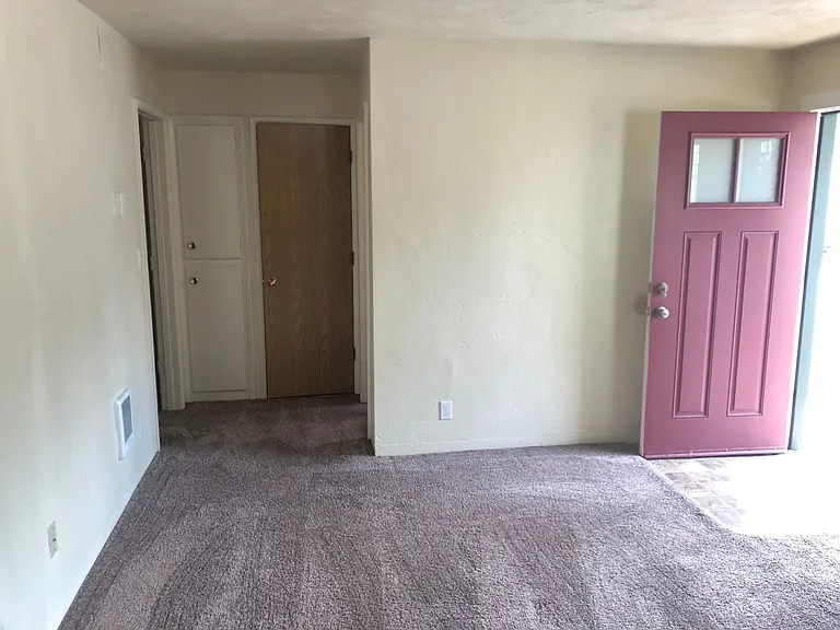 323 E 18th Aly — Photo 6