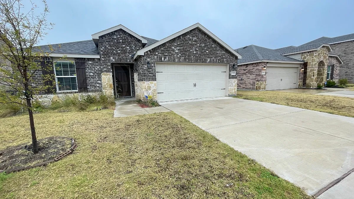 3 bed, 2.0 bath, 1743 sqft, $2,199 — Photo 2