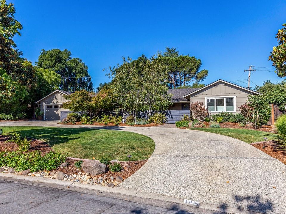 1st image of 135 Longmeadow Dr