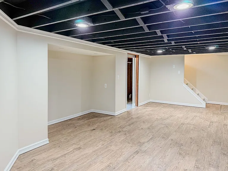 2710 Pendleton Dr — Photo 8