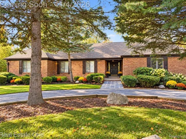 25865 Mulberry Dr, Southfield, MI 48033