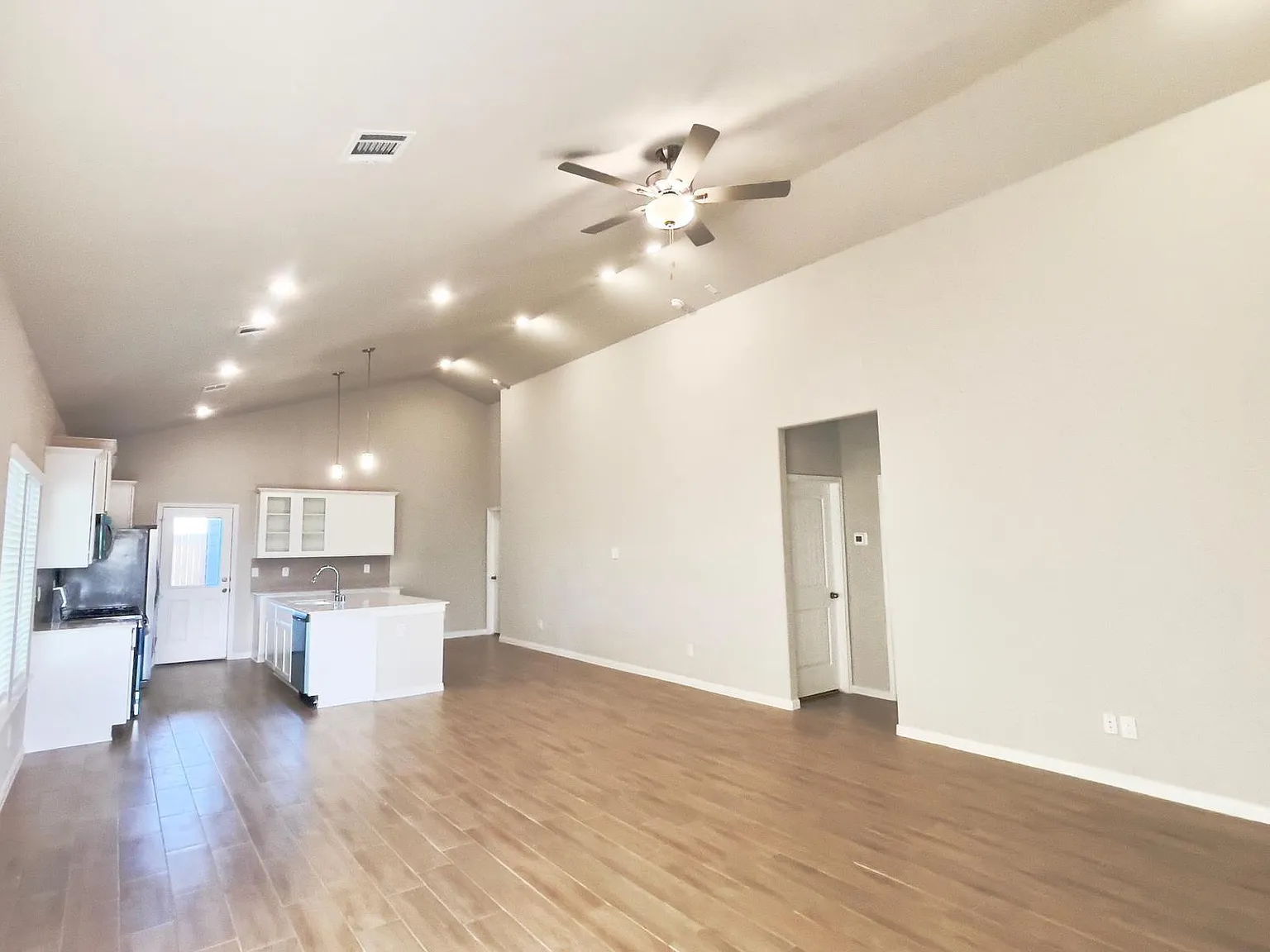 3 bed, 1596 sqft, $2,300 — Photo 4