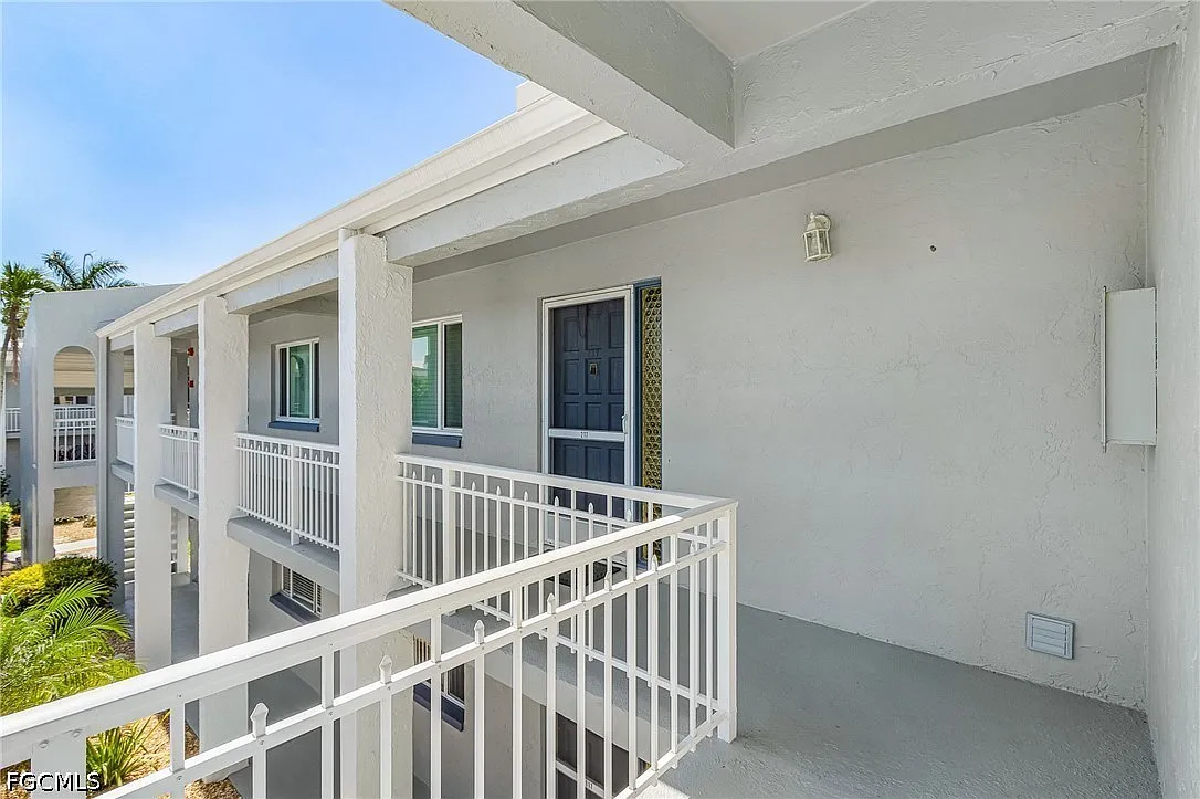 2 bed, 2.0 bath, 1004 sqft, $3,300 — Photo 2