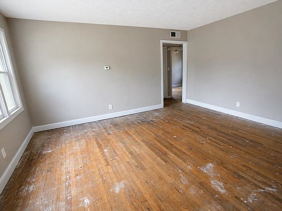 2nd image of 514 Windsor Ln