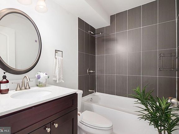 4th image of 821 N 15th St APT 1