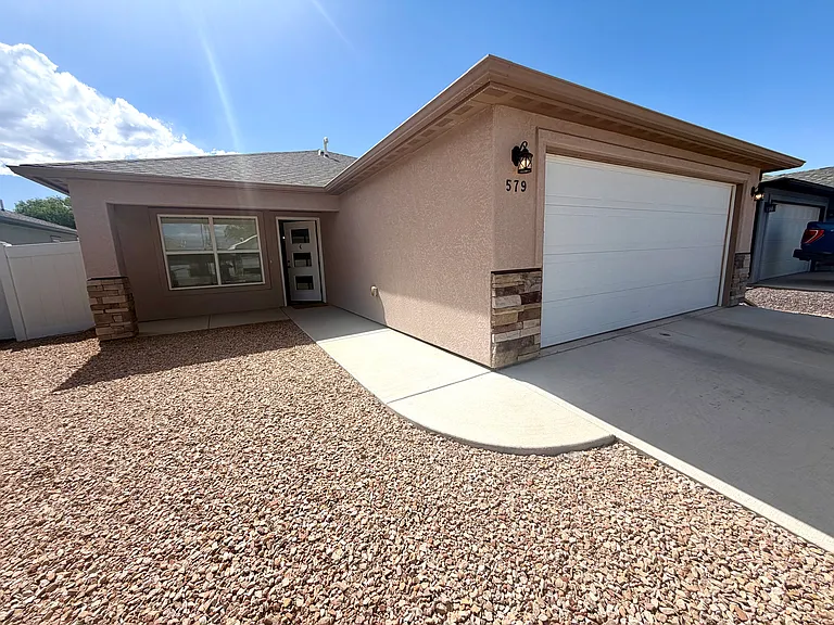 579 Redwing Ln — Photo 3