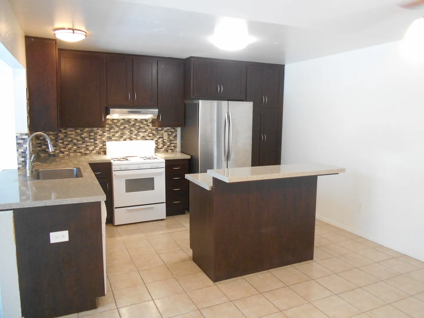 Pet Friendly 4 Bedroom Home with Fenced Back Yard! — Photo 2