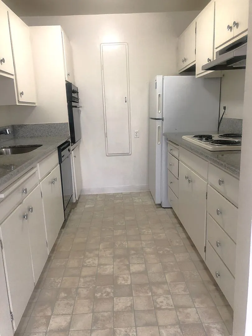 -This Large 3 Bedroom 2 Bath Apartment Is In The Heart Of Gourmet Ghetto~ Security Deposit Reduced.. — Photo 1