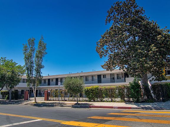 2nd image of 960 E Jefferson Blvd #14