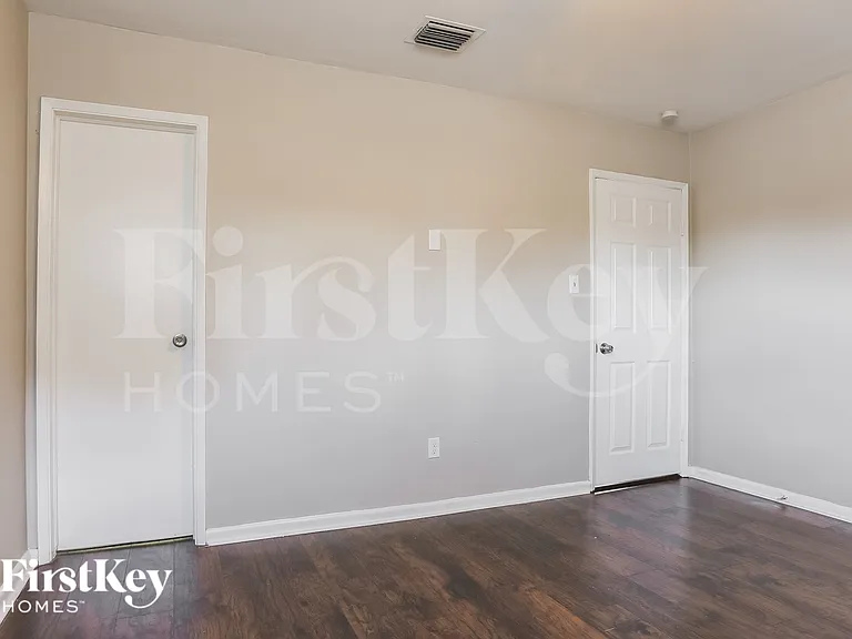 1565 NW 6th Ave — Photo 10
