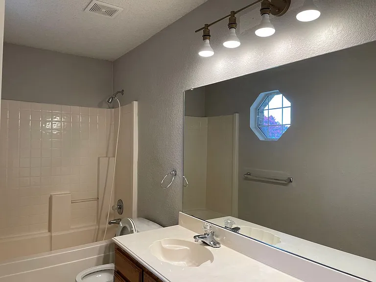 1304 Rosewood Ln — Photo 11