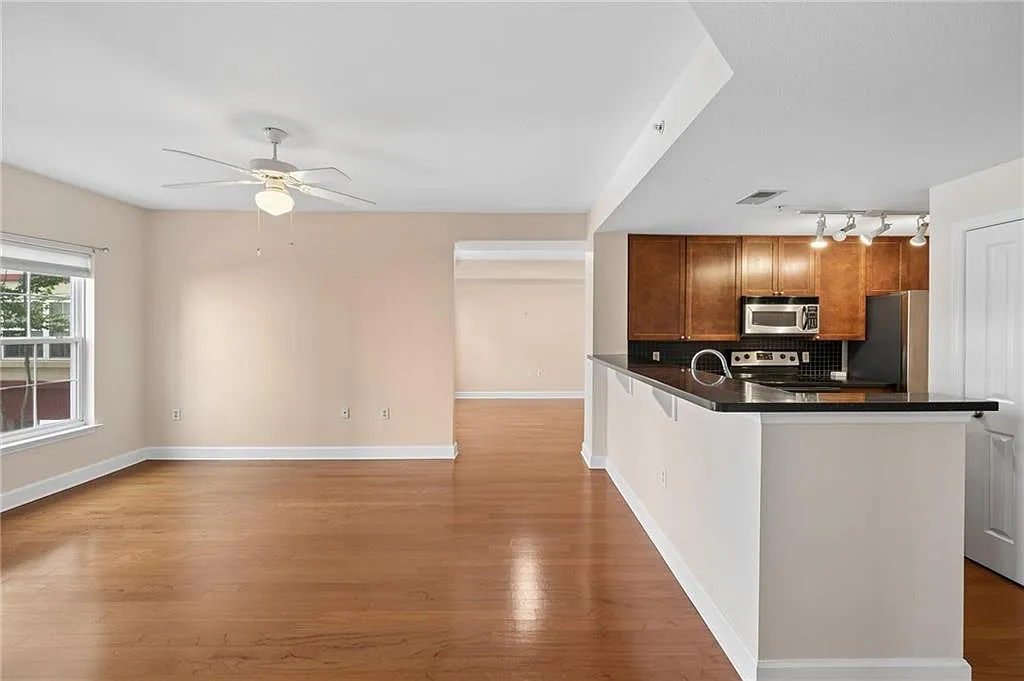 1 bed, 1.0 bath, 886 sqft, $2,000 — Photo 4