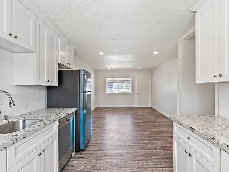 Palm Court Apartments — Photo 8