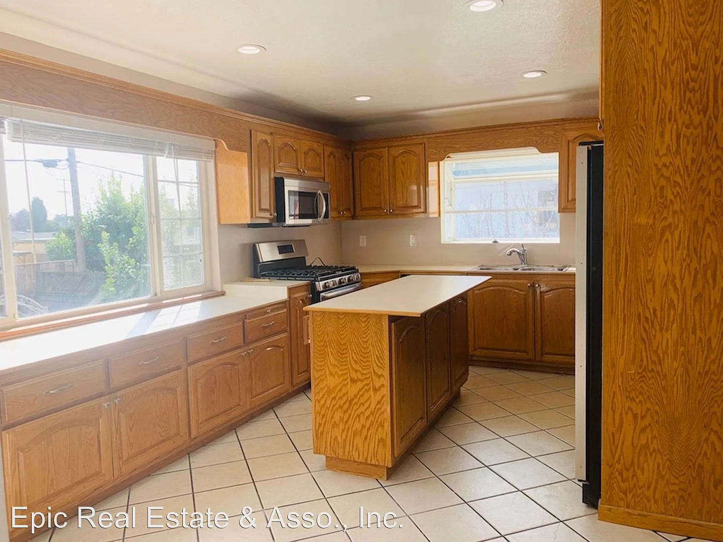 4606 Serra Ave photo 1