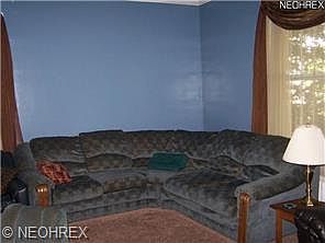 5th image of 690 N Lincoln Ave