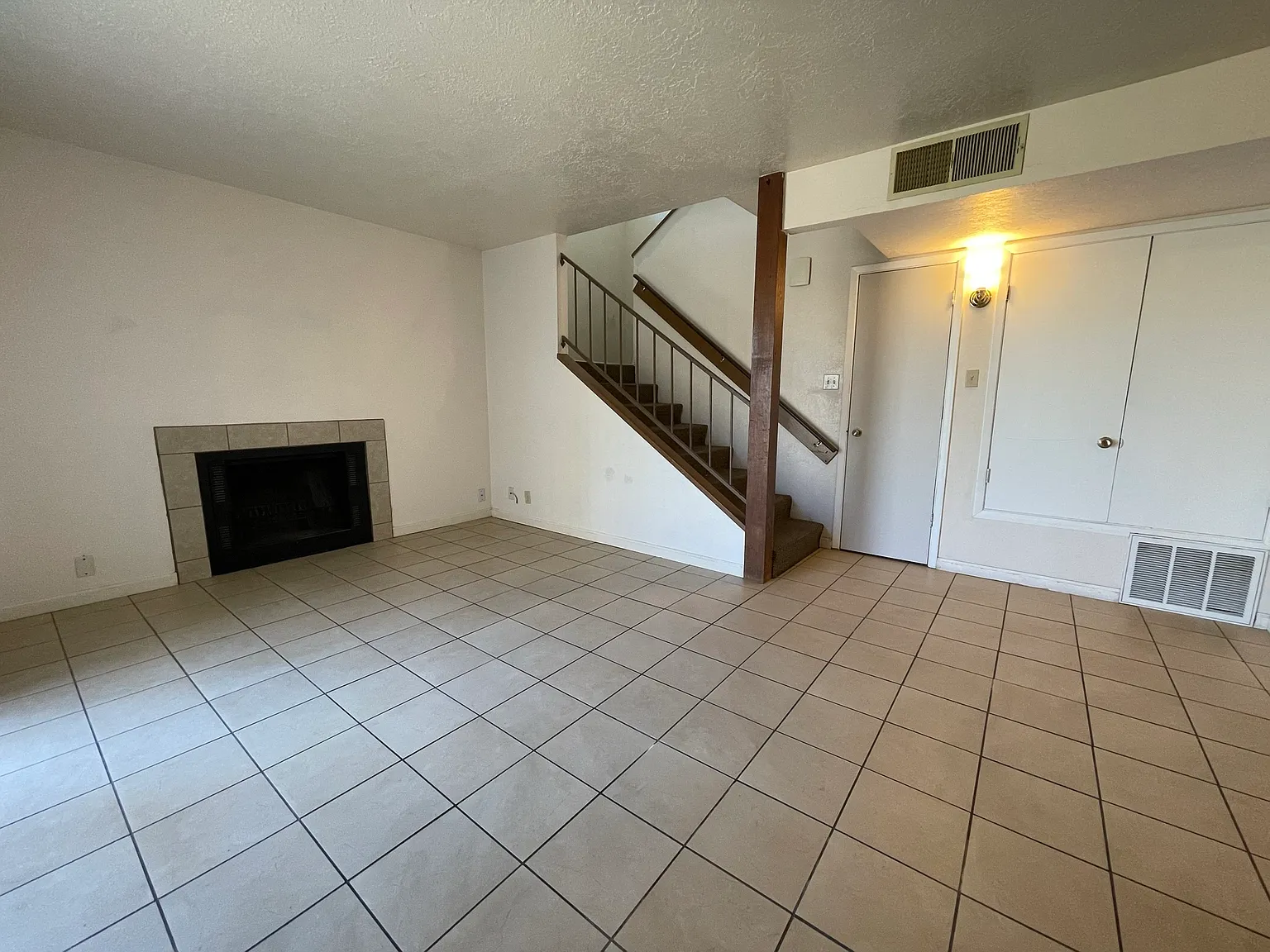 3617 Wellesley Drive Northeast - C — Photo 3