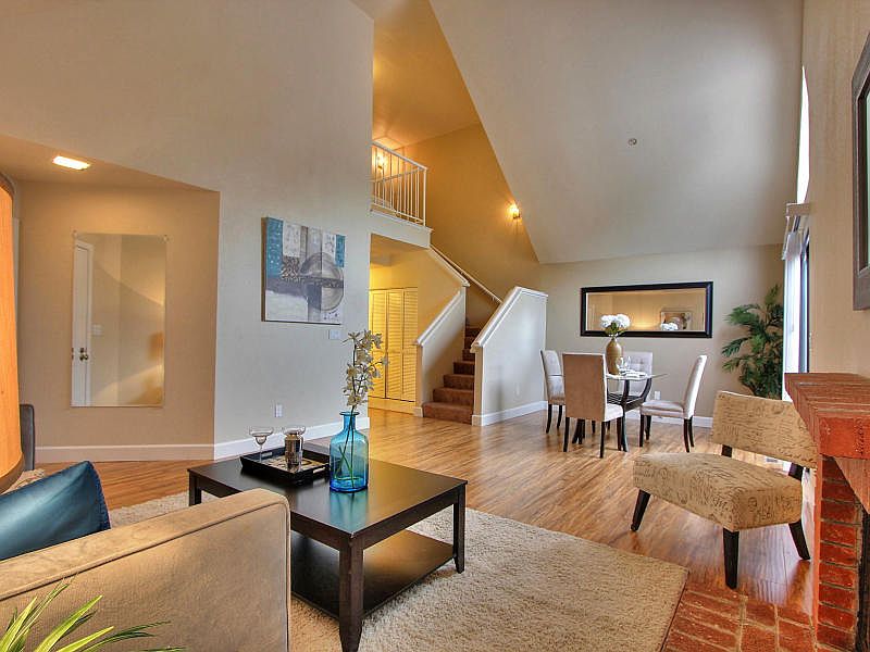1st image of 544 Glenmoor Cir