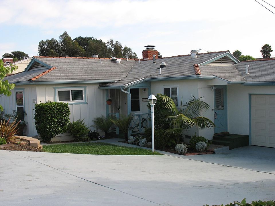 front yard - lots of parking in 2 car garage and large drive