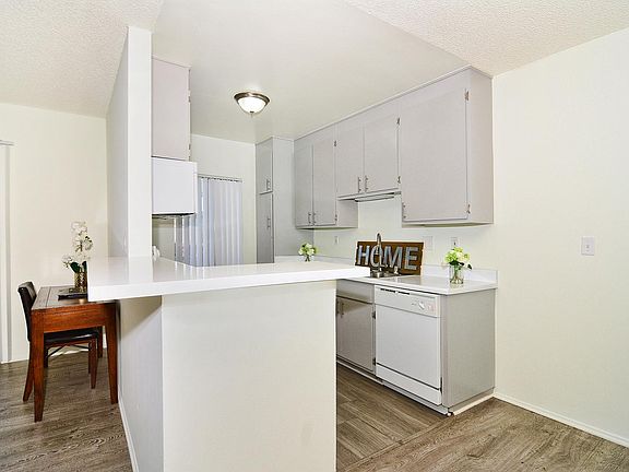 5th image of 5417 Zelzah Ave APT 109