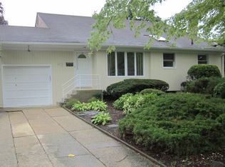 42 Shelter Hill Rd, Plainview, NY