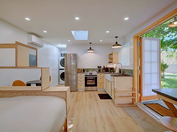 3rd image of 433 Carlisle Blvd NE