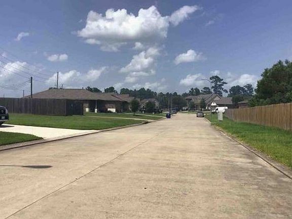 Exterior Neighborhood (street photo)