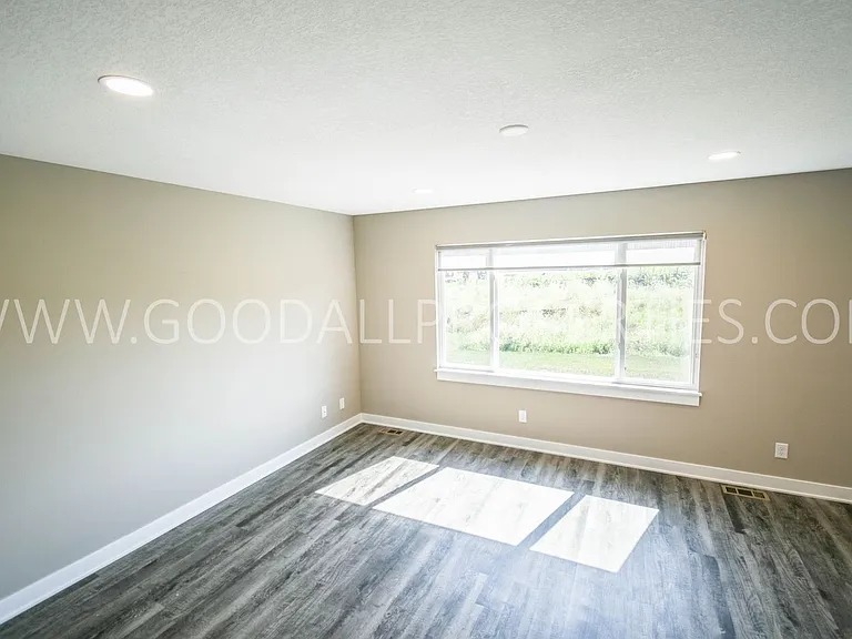 1007 Warren St — Photo 6