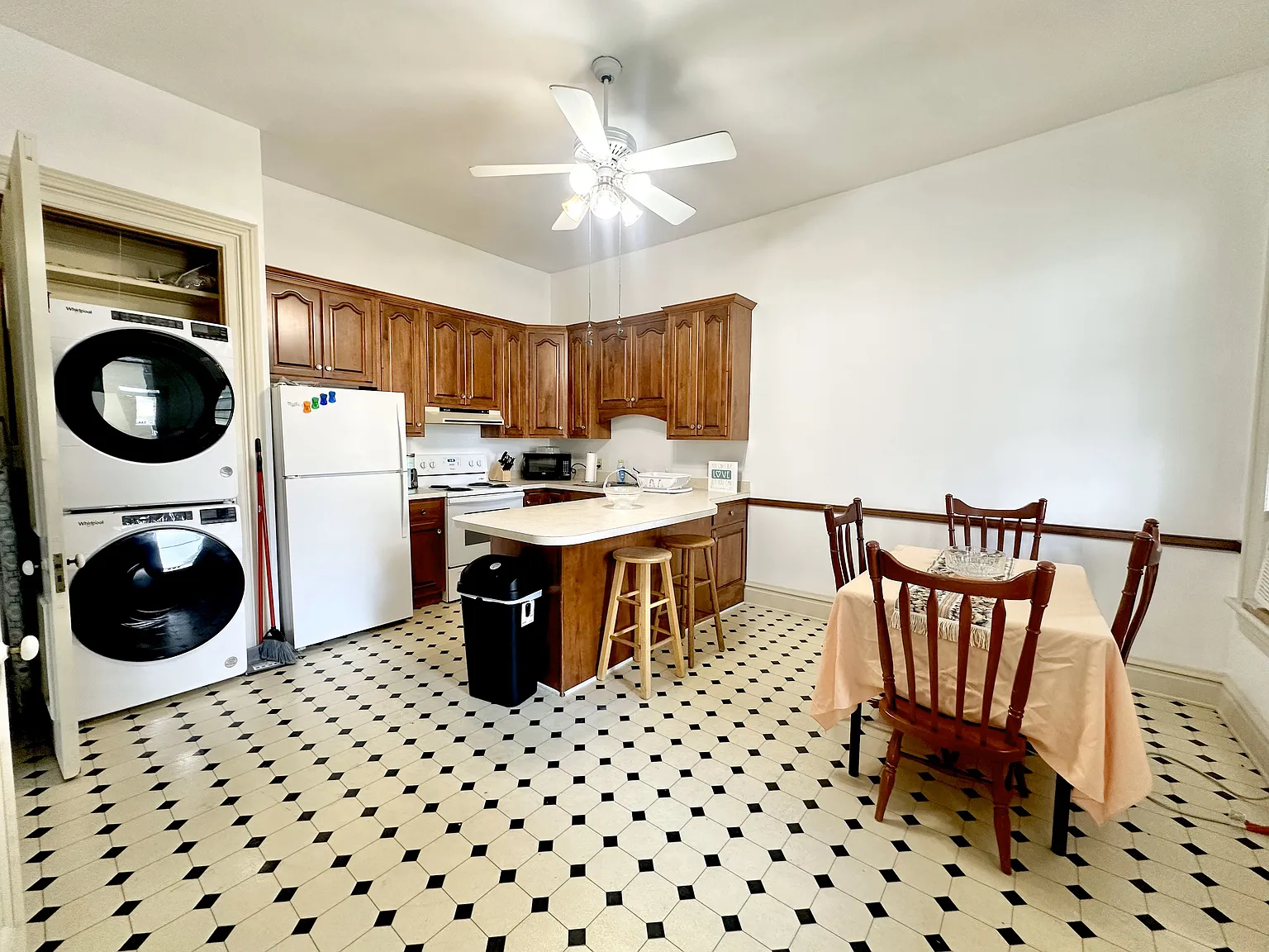 2 bed, 1.5 bath, 1000 sqft, $1,995 — Photo 4